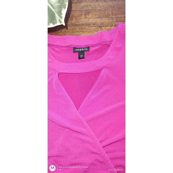 Torrid Size 00 Fushia v neck blouse flowy polyester spandex blend - Picture 4 of 14